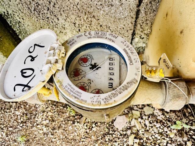 Wasserabschaltung zum Saisonende – 18. Oktober 2025 Wasserzähler im Garten mit gelber Plombe und handschriftlicher Jahresmarkierung 2025