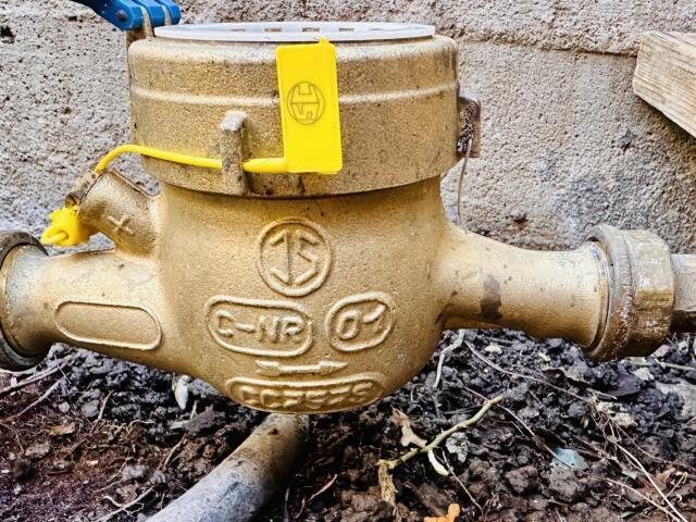 Wasserabschaltung zum Saisonende - 17. Oktober 2026 Wasserzähler im Garten mit gelber Plombe